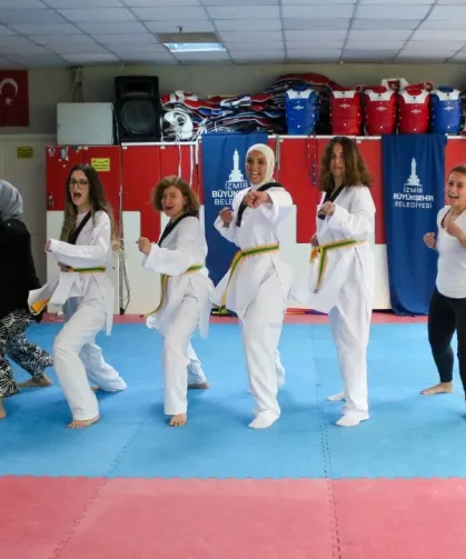 Kadınlar şiddete karşı kuşak giydi