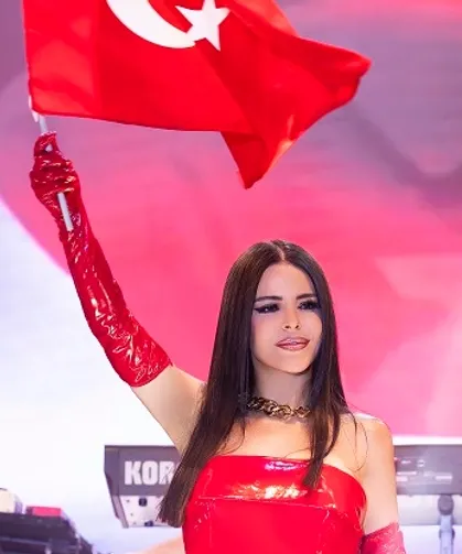 Kırmızının 'Simge'si... Kırmızı O'na çok yakışıyor