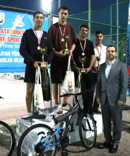 Tenis şampiyonları ödüllerini aldı
