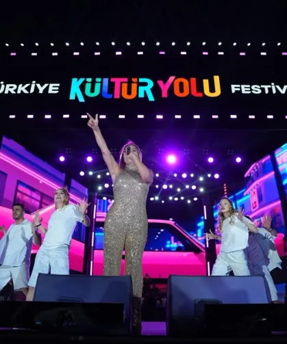 Demet Akalın, coşkuyu Bursa'da zirveye taşıdı