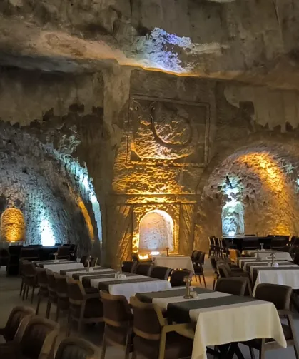 Mardin'de 15 yıllık emek: Kayaları oyup 400 kişilik dev mağara restaurant açtı!