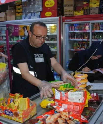 Şanlıurfa Zabıta'dan Marketlere Sıkı Denetim: Tarihi Geçmiş Ürünlere Ceza Kesildi
