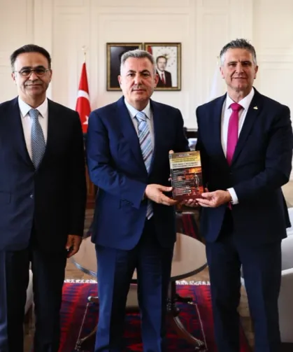 Vali Elban'a İzmir Eğitim Müfettişleri'nden 'Disiplin Soruşturması' kitabı