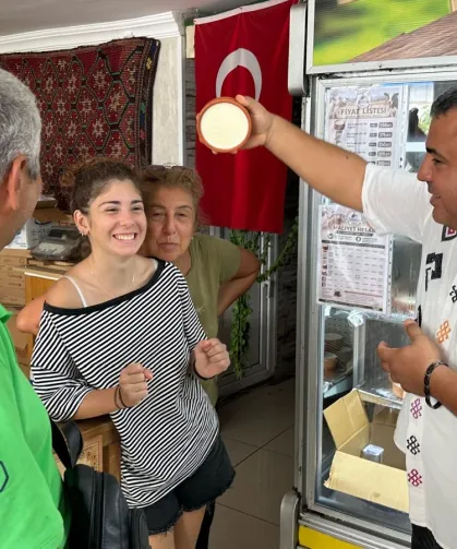 300 yıllık Silifke Yoğurdu marka yolunda... Ters çevrilmesine rağmen dökülmeyen yoğurt şaşırtıyor