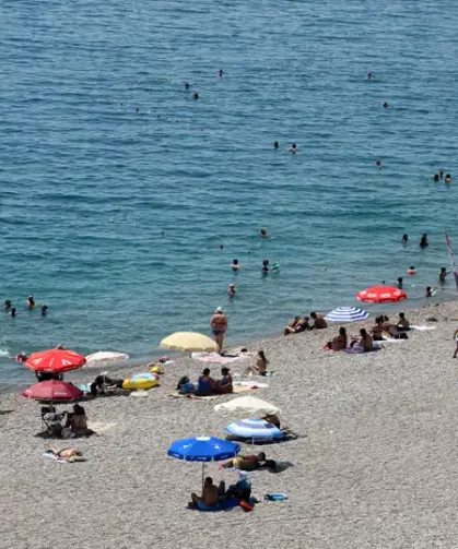 40 derece Antalya'yı boşalttı: Sahiller dolup taştı