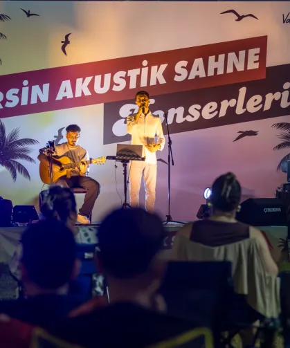 Akustik sahne yaz akşamlarına ritim katıyor