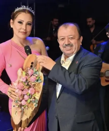 Isparta'da 30 Ağustos coşkusu: Binlerce kişi Funda Arar konserinde buluştu