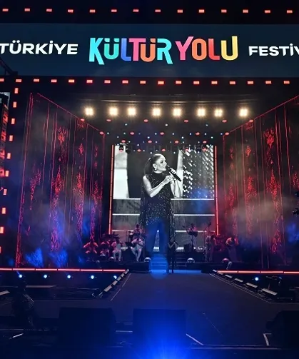 Merve Özbey Nevşehir'i salladı