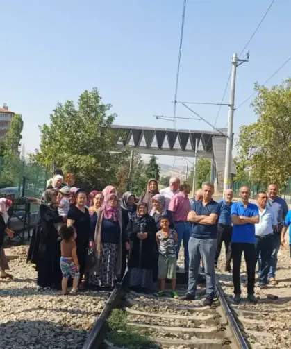 Tren yolunda mahallenin eylemi