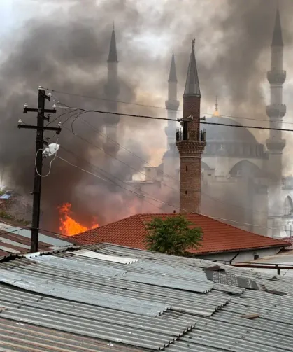 Ankara Ulus'ta Nene Hatun Camii yanında yangın