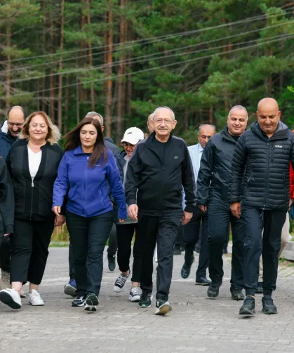 CHP lideri Kılıçdaroğlu kampın son gününe göl kenarında yürüyüşle başladı