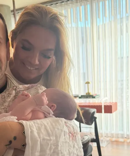 Demet Akalın ve Özgür Aras'tan Mihre bebek ziyareti