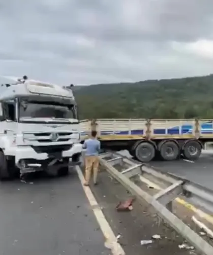 Düzce Akçakoca'da TIR makas attı, trafiği kilitledi!