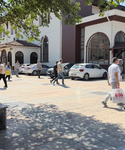 Düzce'de burası cami avlusu mu, otopark mı?