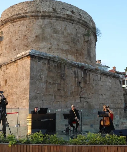 Hıdırlık Kulesi'nde Akdeniz manzarasına müzik eşlik etti