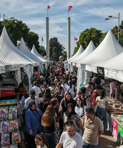 İzmir Kültürpark'ta kitap ve yazar buluşmaları sürüyor