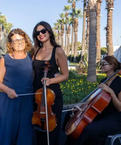 Kızı keman çaldı, anne yönetti