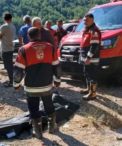 Virajı alamayan motosiklet sürücüsü uçuruma yuvarlandı: 1 ölü