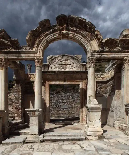 Efes Antik Kenti, binlerce yıllık tarihiyle ziyaretçilerini büyülüyor