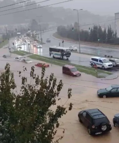 Karadeniz Ereğli'de sağanak yağış hayatı olumsuz etkiledi