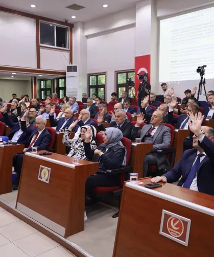 Sakarya Büyükşehir Meclisi'nden tarihi karar! 153 kırmızı dolmuş taksiye dönüşüyor
