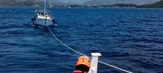 Dalaman açıklarında sürüklenen tekne kurtarıldı