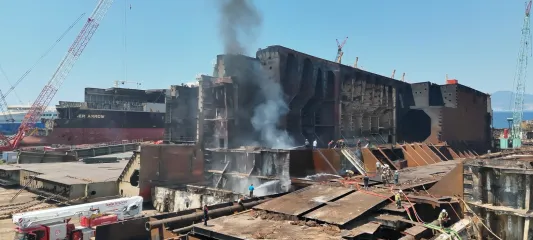 İzmir Aliağa'da yakıt tankeri yangınına hızlı müdahale