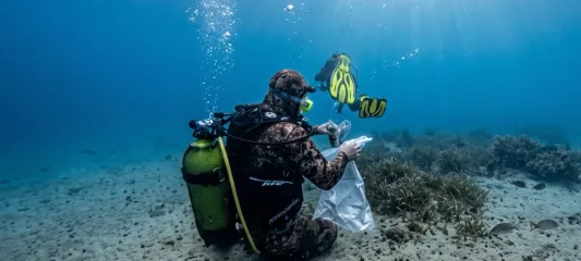 Aydın Kuşadası'nda deniz dibi temizliği
