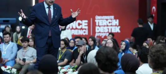 Bakan Tekin üniversite adaylarıyla tecrübe paylaştı