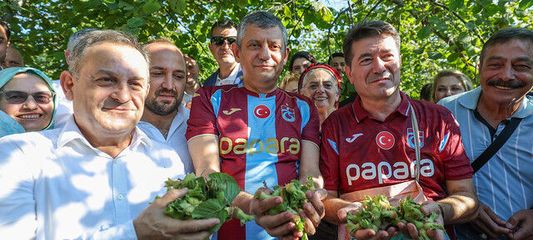Özgür Özel, Trabzon’da fındık bahçesinde çalışan vatandaşları ziyaret etti