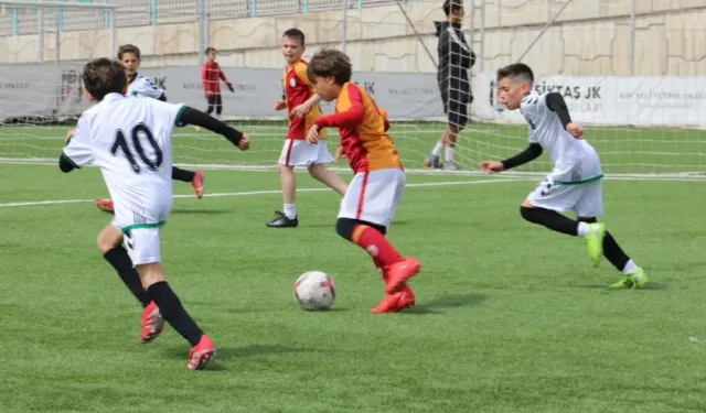 İzmit Belediyesi minik futbolculara bayramı yaşattı