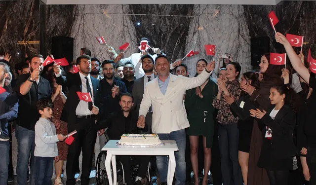 Bursa’da genç inşaat mühendislerinden 19 Mayıs coşkusu