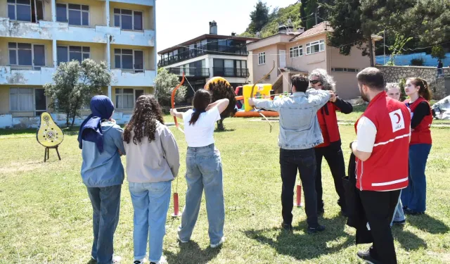 Bursa'da gençler bayram sevincini Kızılay Kampı'nda yaşadı