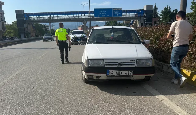 Düzce'de kamyonun sıkıştırdığı araç bariyere çarptı!