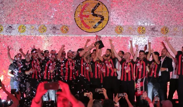 Eskişehirspor şampiyonluğunu sahada kutladı
