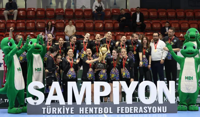 Hentbolde Türkiye Kupası Bursalı kadınların