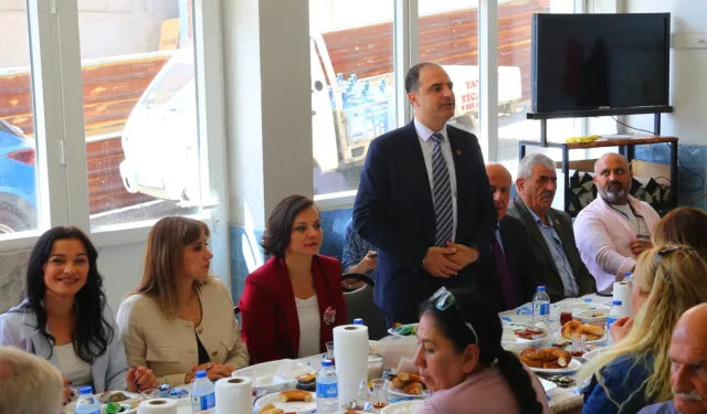 İzmir Karabağlarlı muhtarlardan Başkan Kınay’a sürpriz kahvaltı