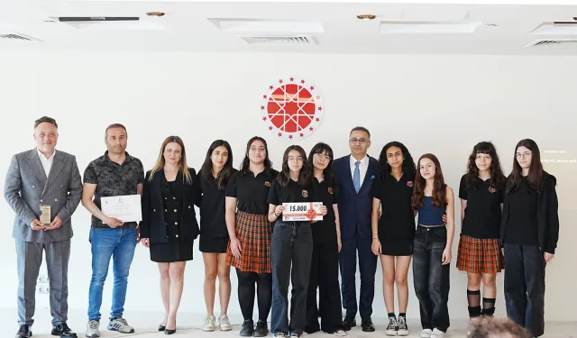 İzmir'de 400 öğrenci gazetecilikle 'Yarınlara İz Bırak'tı