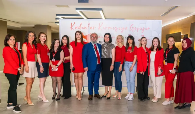 Kadınlar kalpleri için kırmızıya geçti