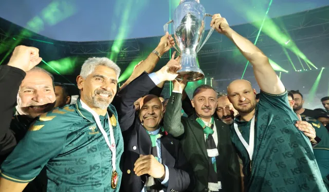 Kocaeli şampiyonluk kupasını kaldırdı!