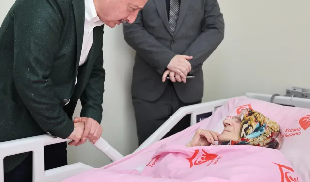 Kocaeli'de Başkan Büyükakın, Anneler Günü’nde şehit ailesi ve huzurevine gitti