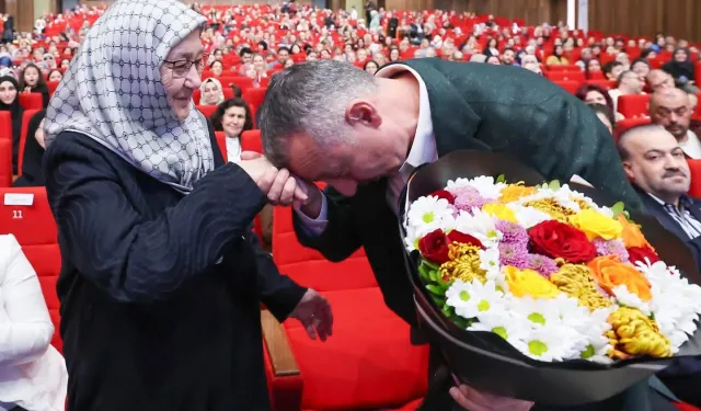 Kocaeli'de Başkan Büyükakın'dan annesine çiçekli kutlama