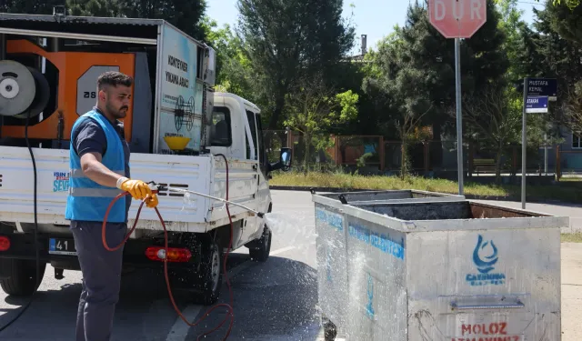 Kocaeli'de çöp konteynerleri yerinde yıkanıyor