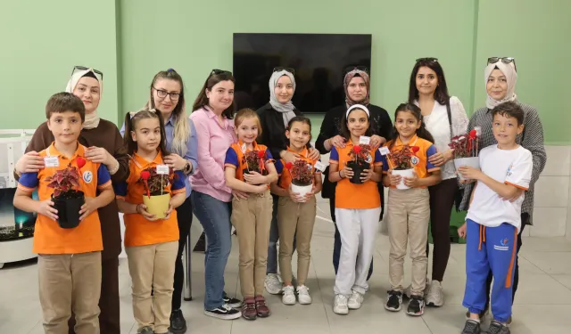 Konya'da çocuklar çiçekleri annelerine hediye etti