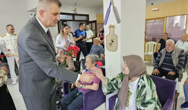 Gölcük protokolünden huzurevi sakinlerine sürpriz ziyaret