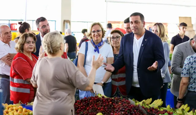 İzmir Narlıdere'de bayram öncesi pazaryeri ziyareti