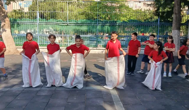 İzmir'de Geleneksel Çocuk Oyunları Şenliği coşkuyla geçti