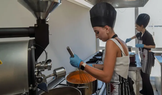 İzmirli gençler sağlıklı ve ekonomik yemek yapmayı öğreniyor