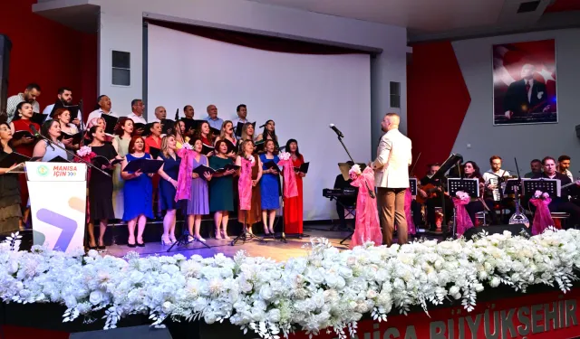 Manisa'da “Türkü Gibi Şarkılar” ayakta alkışlandı