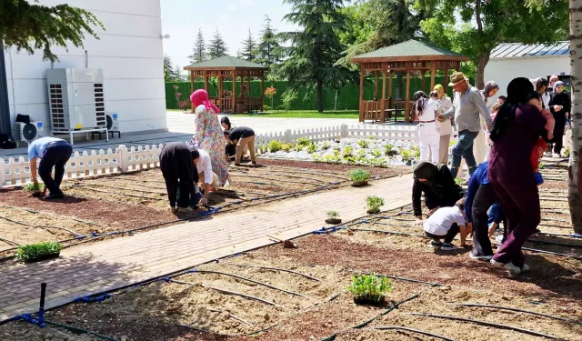Özel çocuklar fideleri toprakla buluşturdu